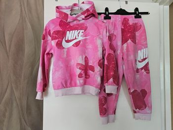 Survêtement Nike à Fleurs taille 5-6 ans