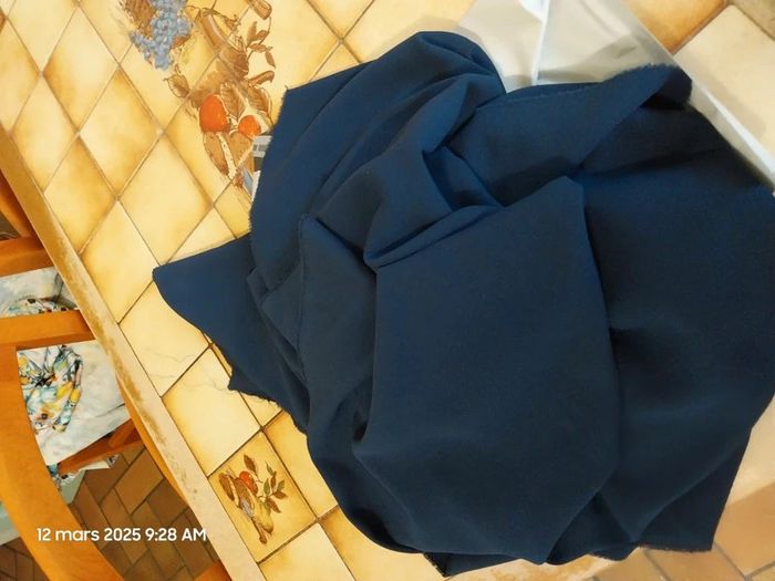 Coupon de 1.40 m x 1.40 m Tissu crêpe de polyester marine - Mondial Tissus - photo numéro 4