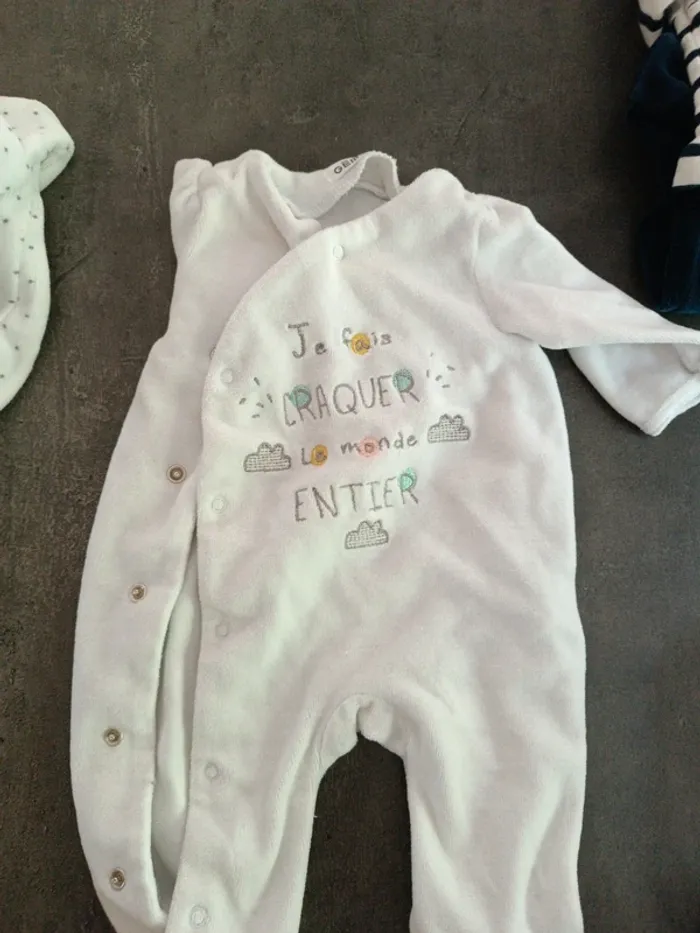 Lot pyjamas 1 mois - photo numéro 3