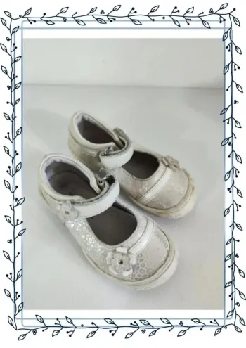 chaussures vertbaudet enfant, taille 24, quelques tâches