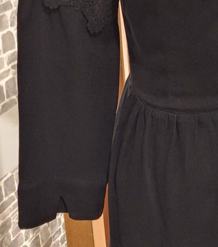 Robe élégante noire unie avec les épaules et la nuque en dentelle - photo numéro 7
