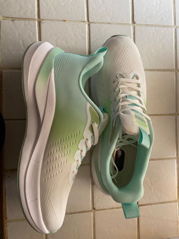 2 paires de chaussures de sport neuves - photo numéro 2