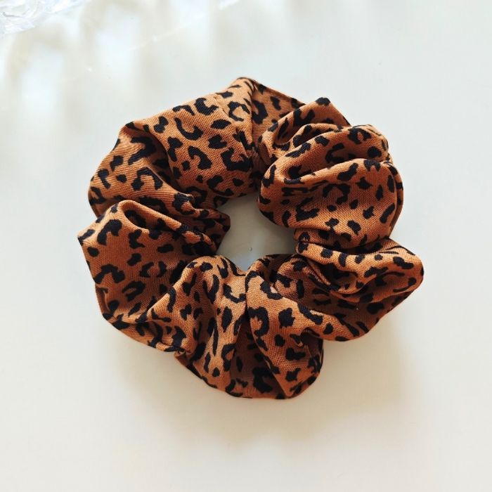 Chouchou fait main léopard sur fond beige