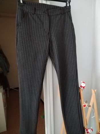 Pantalon gris à rayures