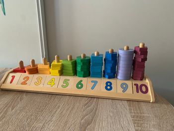 Empileur de formes en bois pour apprendre à compter
