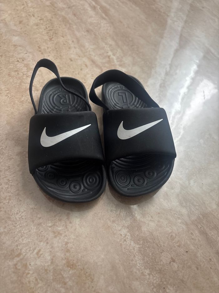 Claquettes Nike taille 25