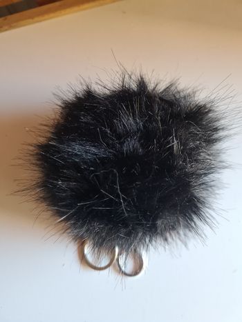 Porte clés. Pompon Noir. 13 cm