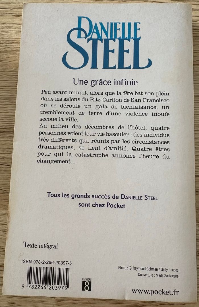 Une. Grâce, infinie, livre de poche. - photo numéro 2