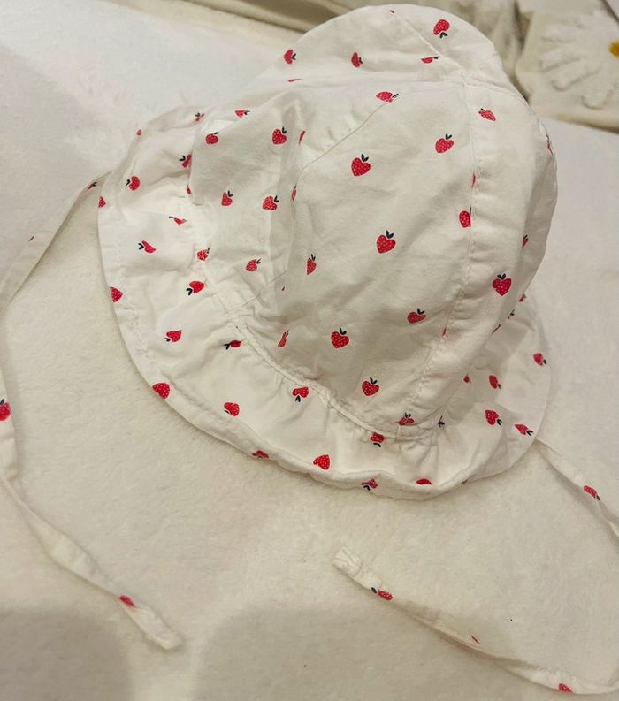 Chapeau / Bob blanc avec petites fraises en forme de cœurs Kiabi taille 49 - photo numéro 2
