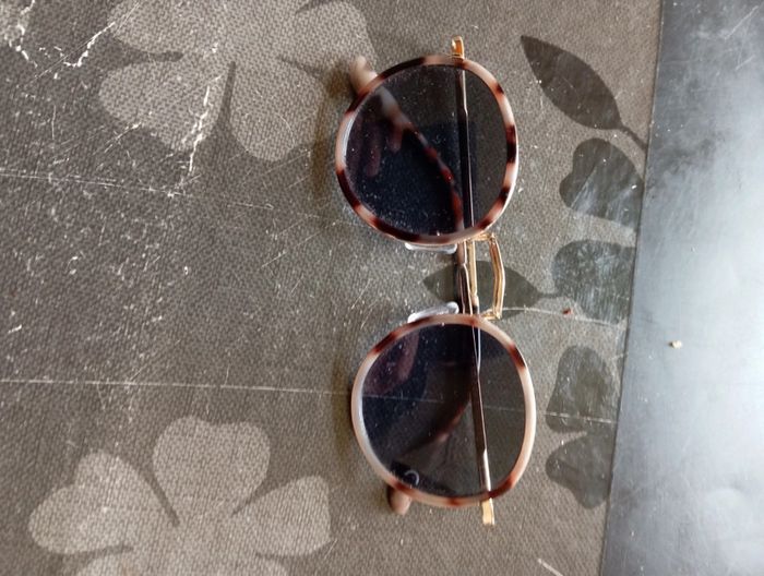 Lunette TBE pas rayé branche métal taille 10/12ans - photo numéro 4
