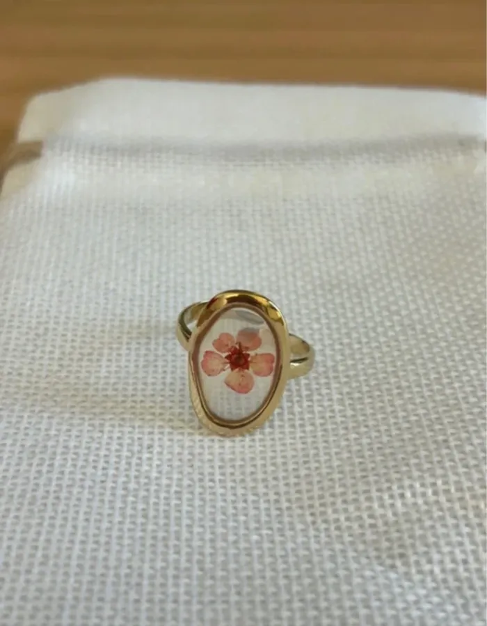 Bague dorée avec fleurs