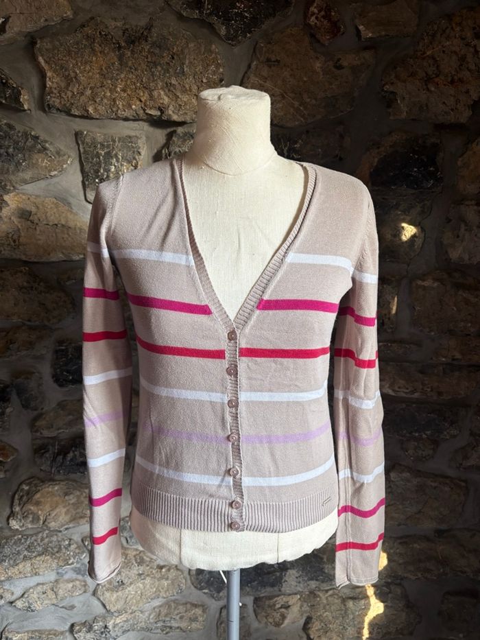 Cardigan beige à rayures rose et blanches