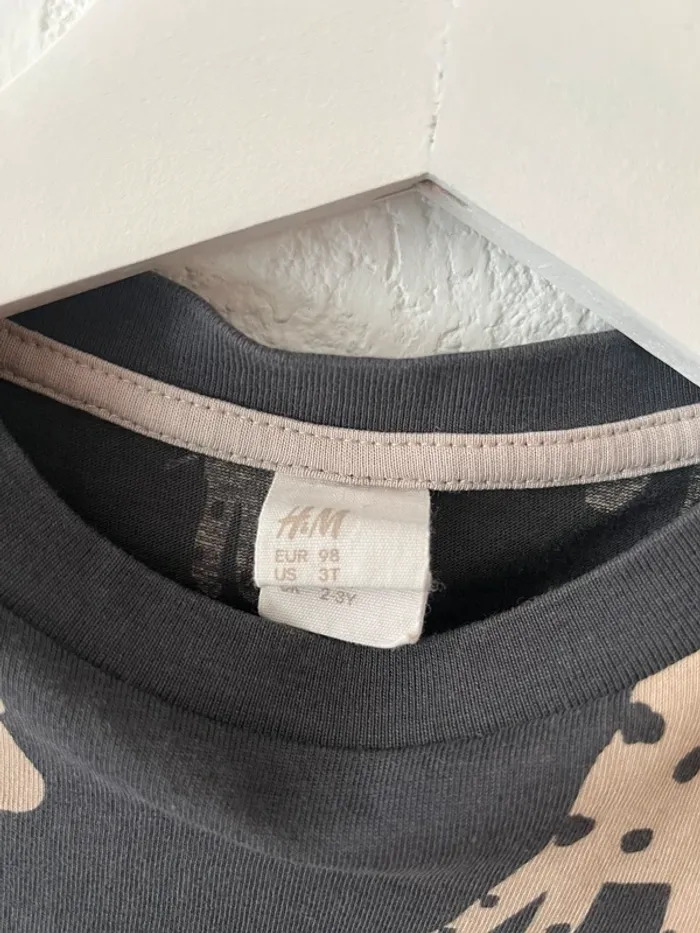 T-shirt H&M 2-3 ans – gris foncé imprimé girafes - photo numéro 3