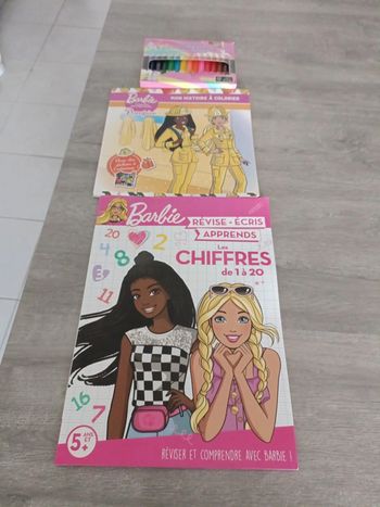 Lot neuf Barbie - Livres éducatifs + crayons de couleur + taille crayon