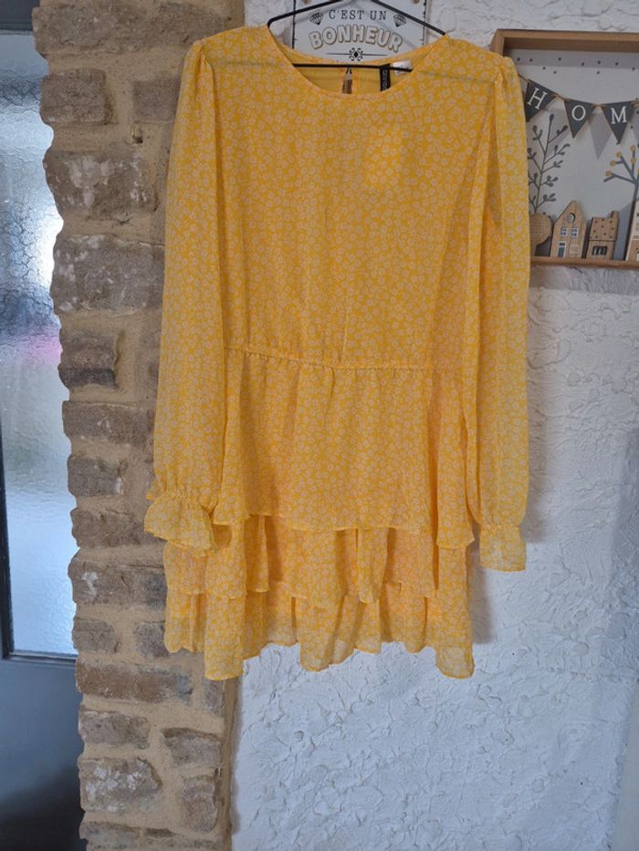 Magnifique robe jaune à fleurs jolis volants parfait pour le printemps/été H&M taille 46