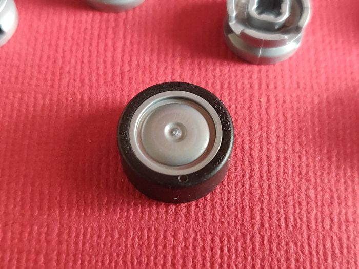 44 petites roues / jantes grises avec pneus Lego - en parfait état jamais utilisées - vrai Lego - photo numéro 2