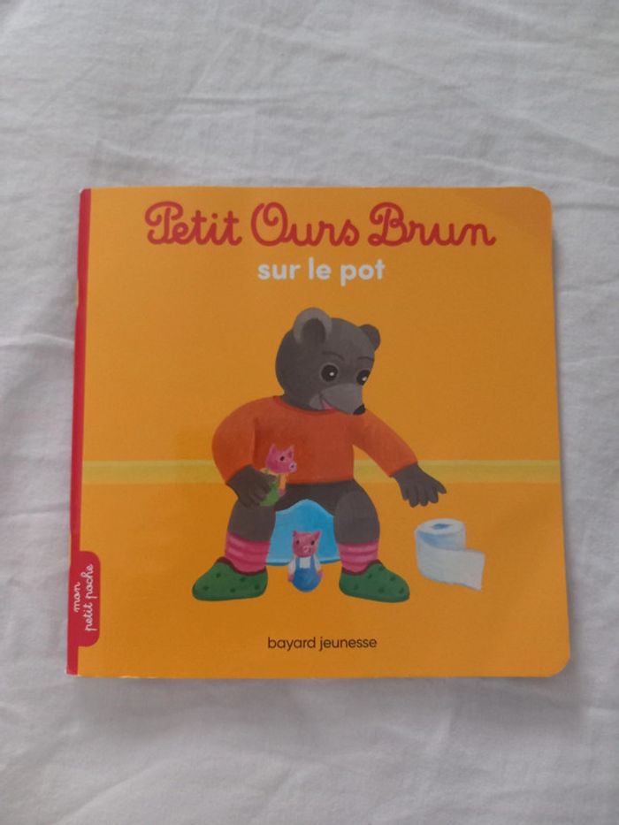 Petit ours brun sur le pot - photo numéro 1