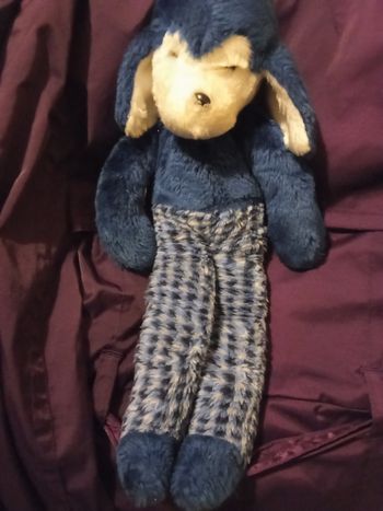 peluche doudou chien blanc bleu de la marque Boulgom date de 1978 tête blanche corps bleu foncé marine petits carreaux en fausse fourrure grandes jambes vintage ancien grand