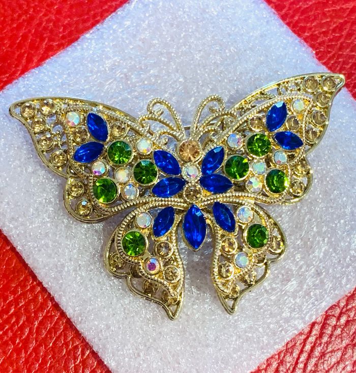 Broche papillon doré fantaisie avec strass