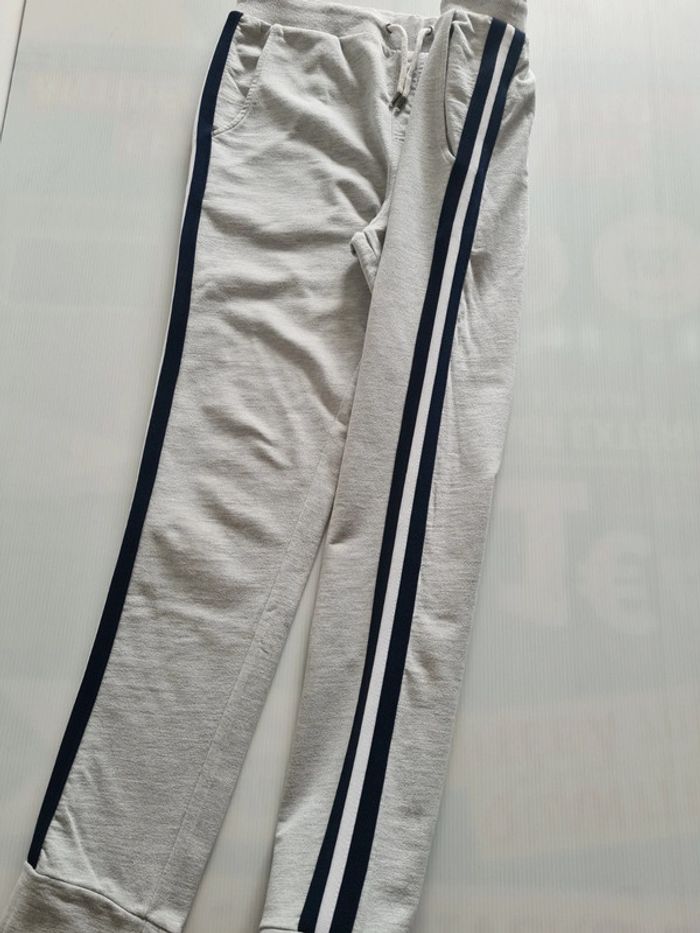 Pantalon jogging fille gris avec bandes marine et blanc sur les côtés taille 14 ans - photo numéro 2