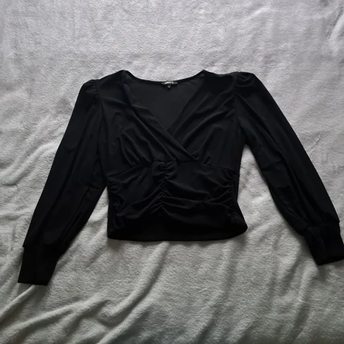 Haut noir à épaulette