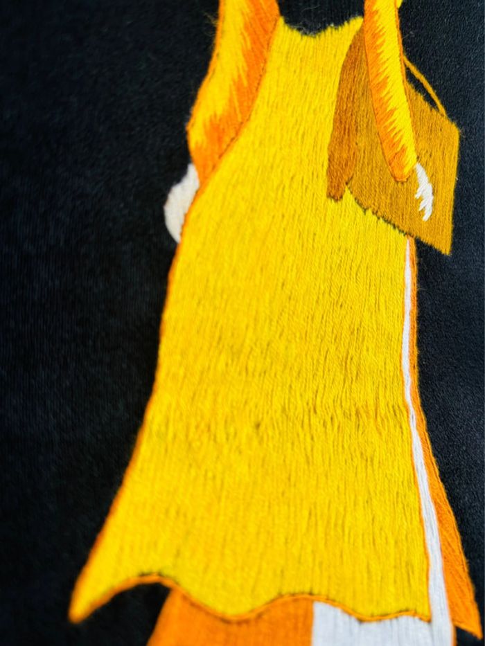 Broderie Vietnamienne (vêtement jaune) sur fond noir - photo numéro 2
