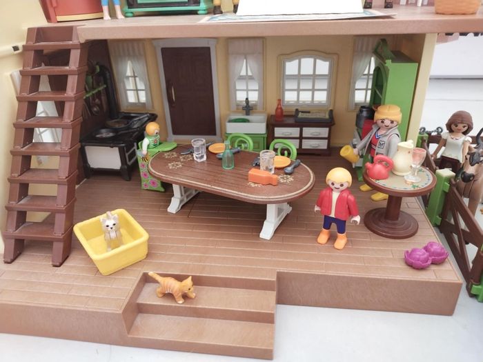 Lot playmobils maison manoir spirit et Lucky + box chevaux - photo numéro 2
