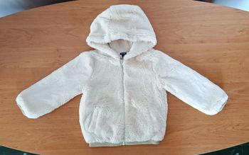 Veste fausse fourrure blanc cassé à capuche. Kiabi. 4 ans. 98 - 107 cm