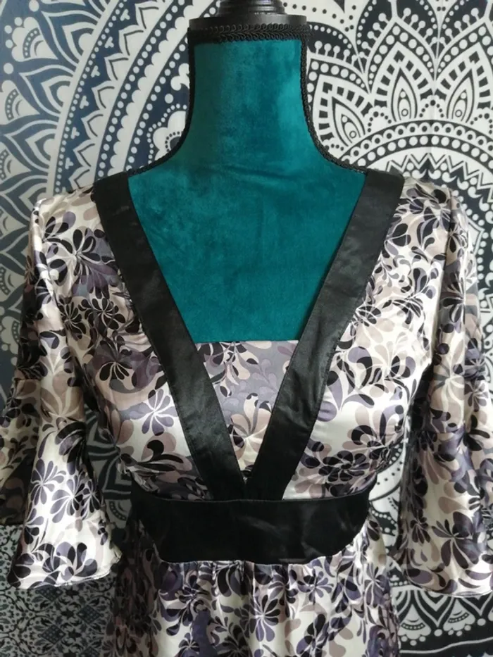 Haut style kimono en satin beige et noir motifs fleurs / sans marque / (42) - photo numéro 3