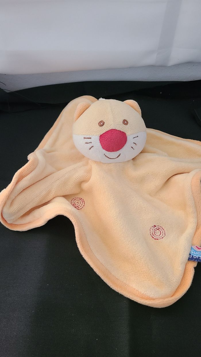 Chat SUCRE D'ORGE doudou carré plat orange spirales