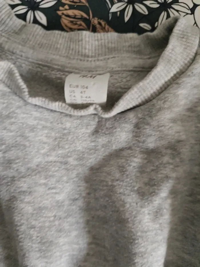Pull gris H&M petits noeuds noirs 104cm - photo numéro 2