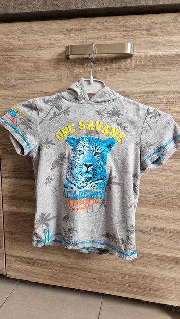 Tee-shirt avec capuche.