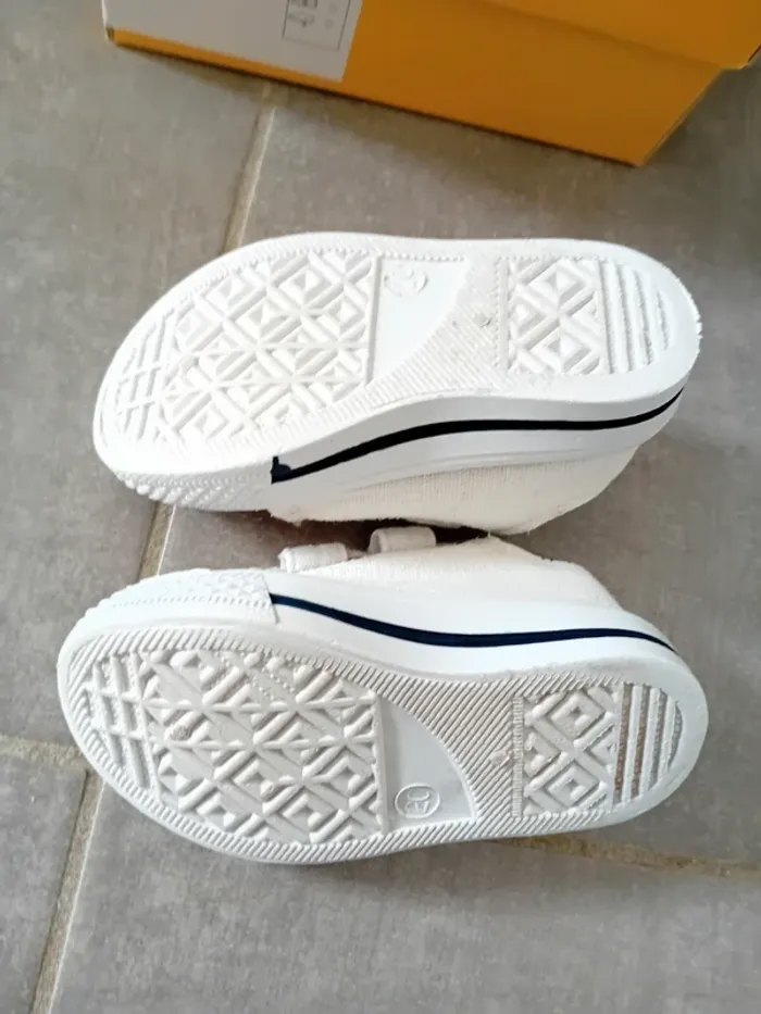 Baskets en toile Mickey - pointure 20 - photo numéro 5