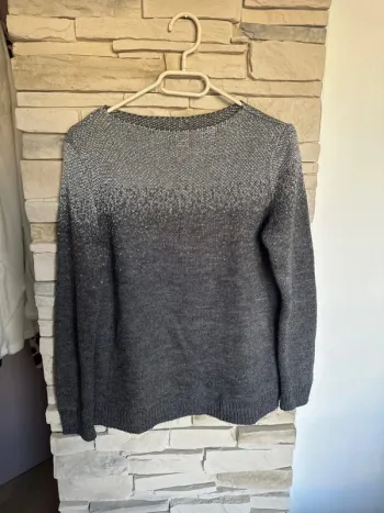 Pull Gris et argenté.