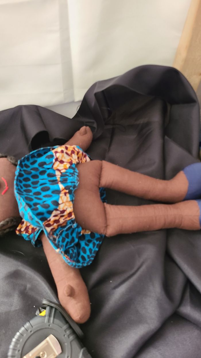 Belle poupée de chiffon à la peau foncée tressée à la main - photo numéro 4