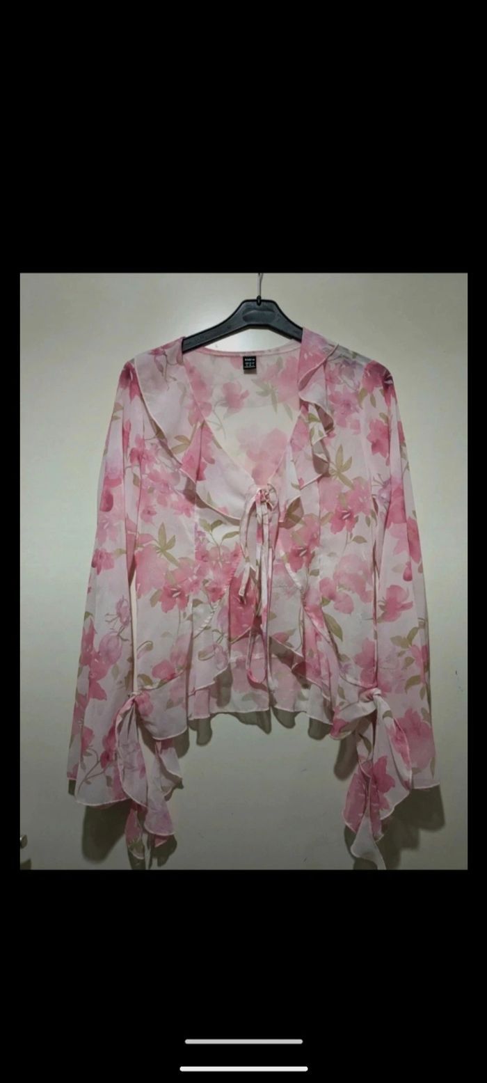 Magnifique blouse à volants en voilage froufrou couleurs romantiques. Taille 38