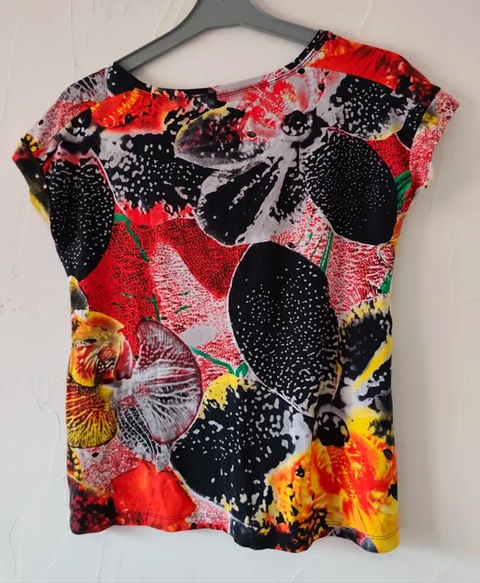 Magnifique tee shirt / top court taille 38 - photo numéro 3