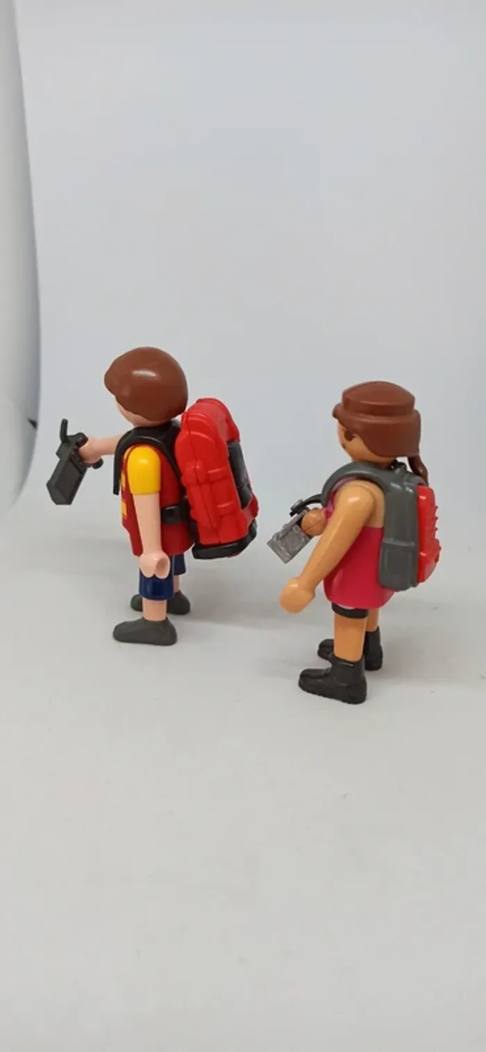 Homme et femme randonneurs avec sacs et accessoires playmobil - photo numéro 3