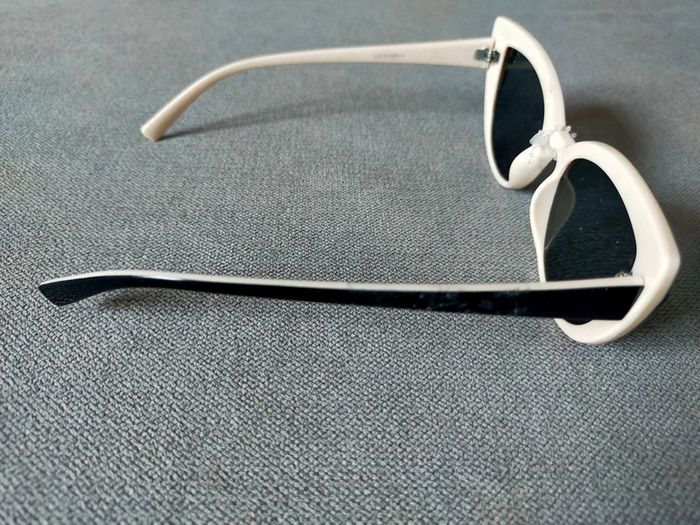 Lunettes de soleil noires et blanches – style œil de chat - photo numéro 5