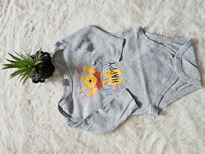 🌟Disney/ H&M - Lot de 2 bodies - Taille 12 mois - photo numéro 5