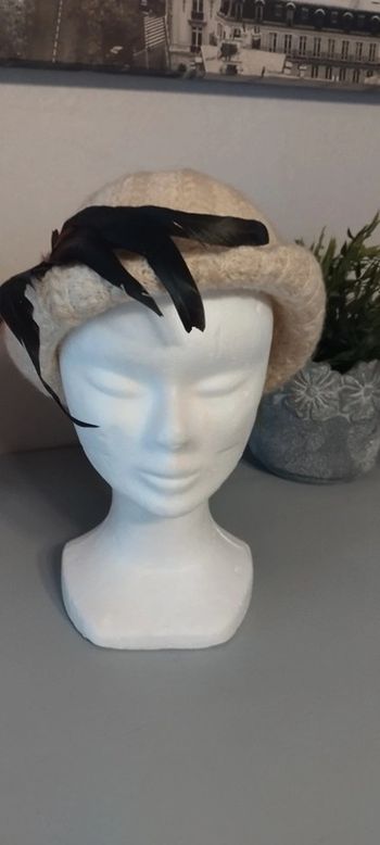 Chapeau vintage orné de plumes