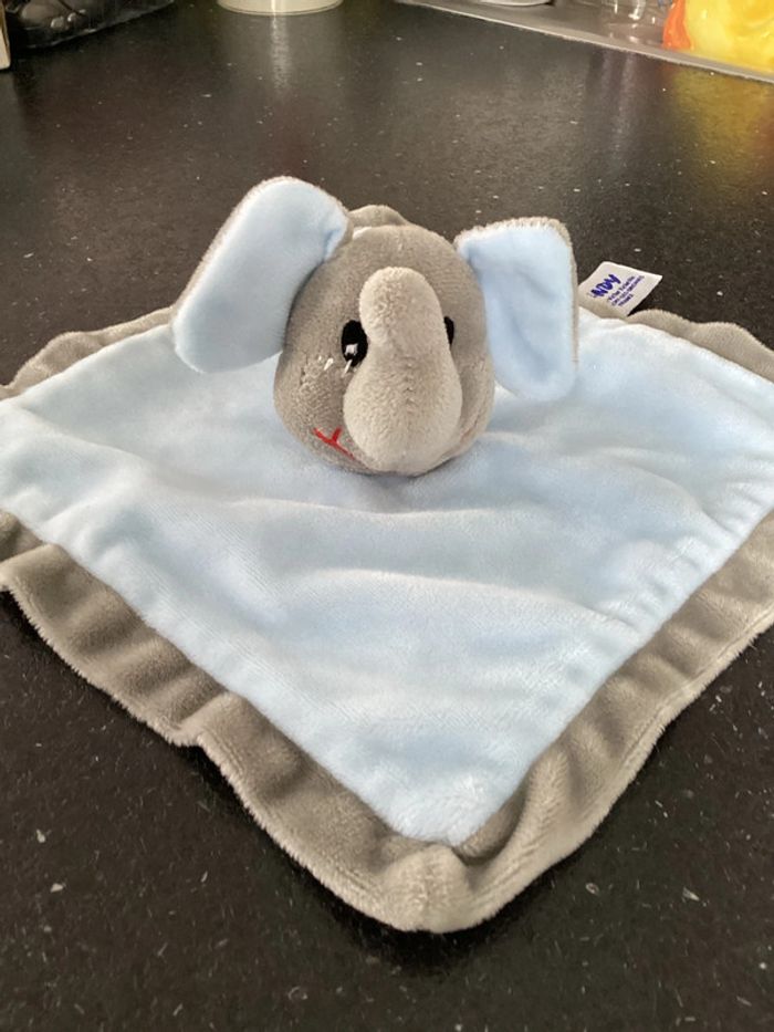 doudou velours, bleu ciel, tour gris, tête peluche, les yeux brodés noir,  bouche rouge Sandy - photo numéro 4