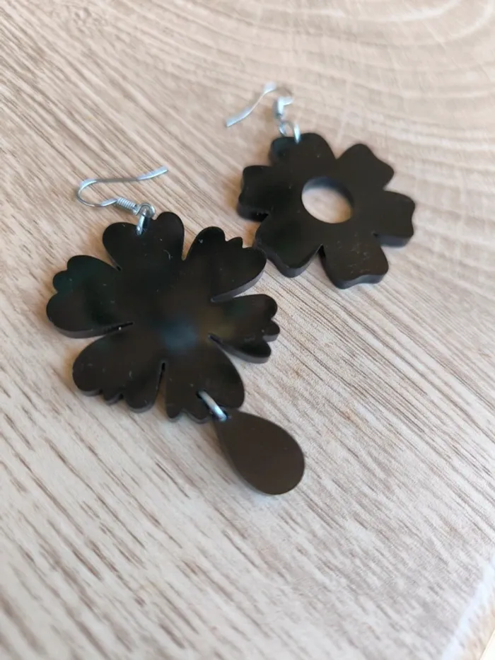 🌸 Boucles d’oreilles – Fleurs noires asymétriques - photo numéro 2