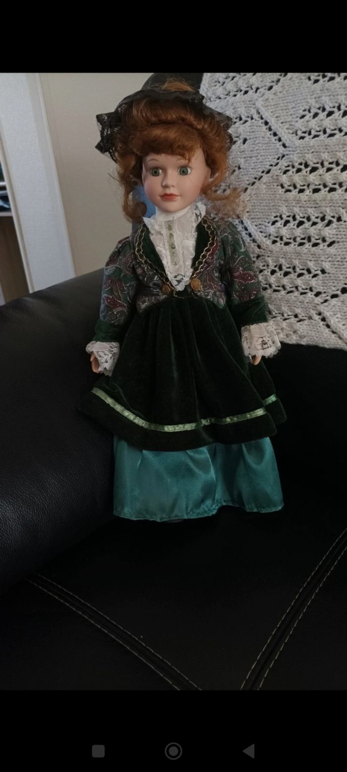 Poupée en porcelaine vintage