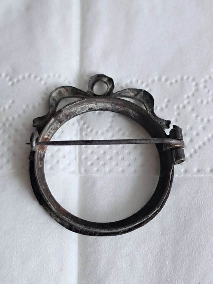 Ancienne broche couronne avec noeud et ruban - photo numéro 2