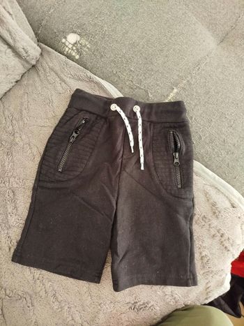 Short noir garçon. Taille  5 ans . Epop