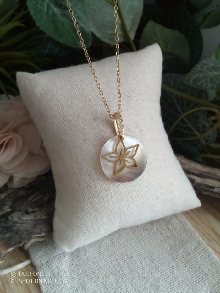 Collier nacre naturelle et fleur de monoï