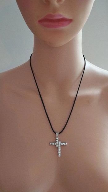 Collier cordon noir pendentif croisé argenté