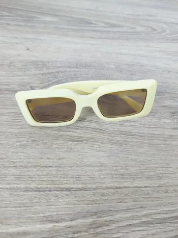 Lunette de soleil jaune clair Asos, bon état mais il y a des micro rayures
