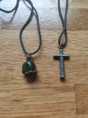 Collier croix argenté et pierre verte